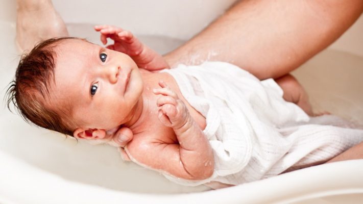 Dịch vụ cho mẹ và bé: Những quyền lợi khi sinh con ở Bồ Đào Nha How-long-after-birth-should-i-wait-to-bathe-my-baby-1024x576-1514923379-711x400
