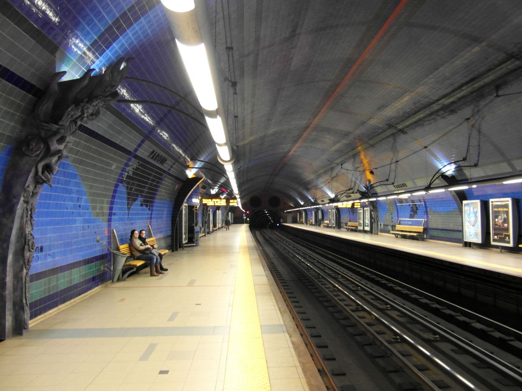 Ngắm nhìn vẻ đẹp thơ mộng của tàu điện ngầm Lisbon